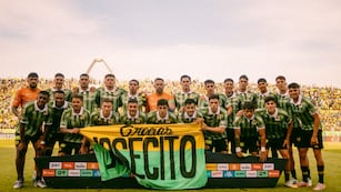 La formación de Aldosivi ante San Martín, con el capitán Jorge Carranza al centro. El ex Instituto lo celebró con su hijo (Prensa Aldosivi).