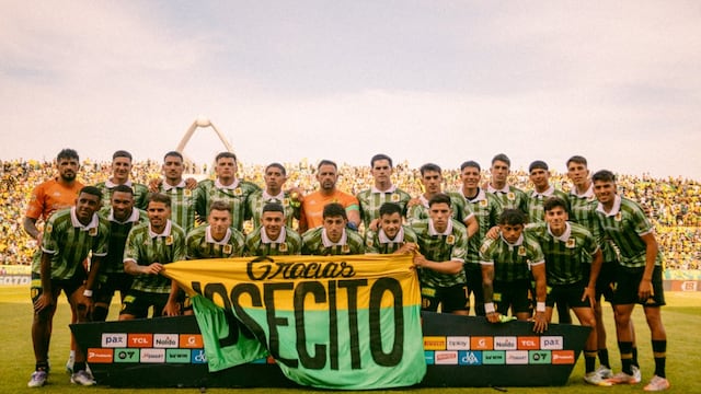 La formación de Aldosivi ante San Martín, con el capitán Jorge Carranza al centro. El ex Instituto lo celebró con su hijo (Prensa Aldosivi).