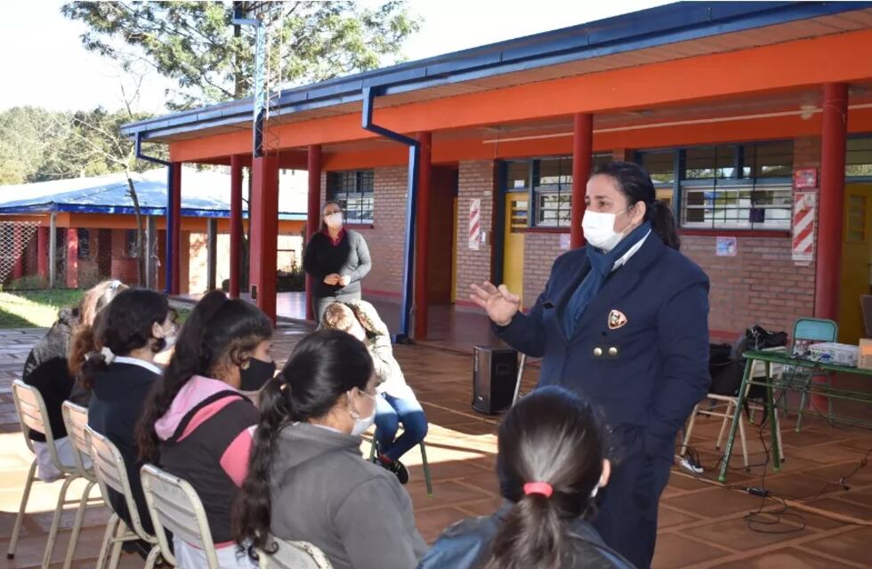 San Pedro: charlas de prevención de drogas, violencia y peligros en el uso de internet