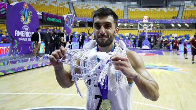 Facundo Campazzo con la red y la medalla de campeón, en su primer título como capitán de la selección argentina. (Fiba)