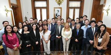 Jaldo con miembros de la Fundación Universitaria del Río de la Plata