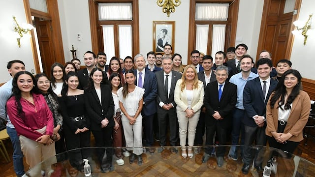 Jaldo con miembros de la Fundación Universitaria del Río de la Plata