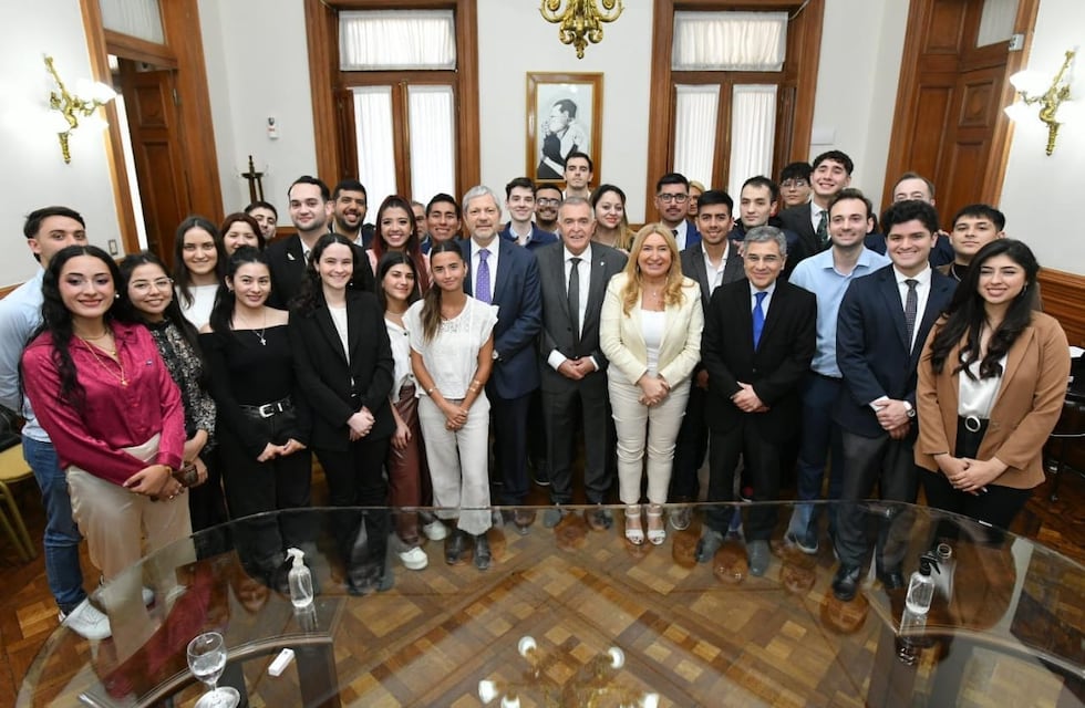 Jaldo con miembros de la Fundación Universitaria del Río de la Plata