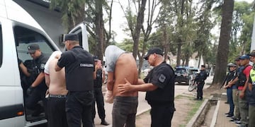 Detenidos por delitos graves son trasladados bajo estrictas medidas de seguridad.