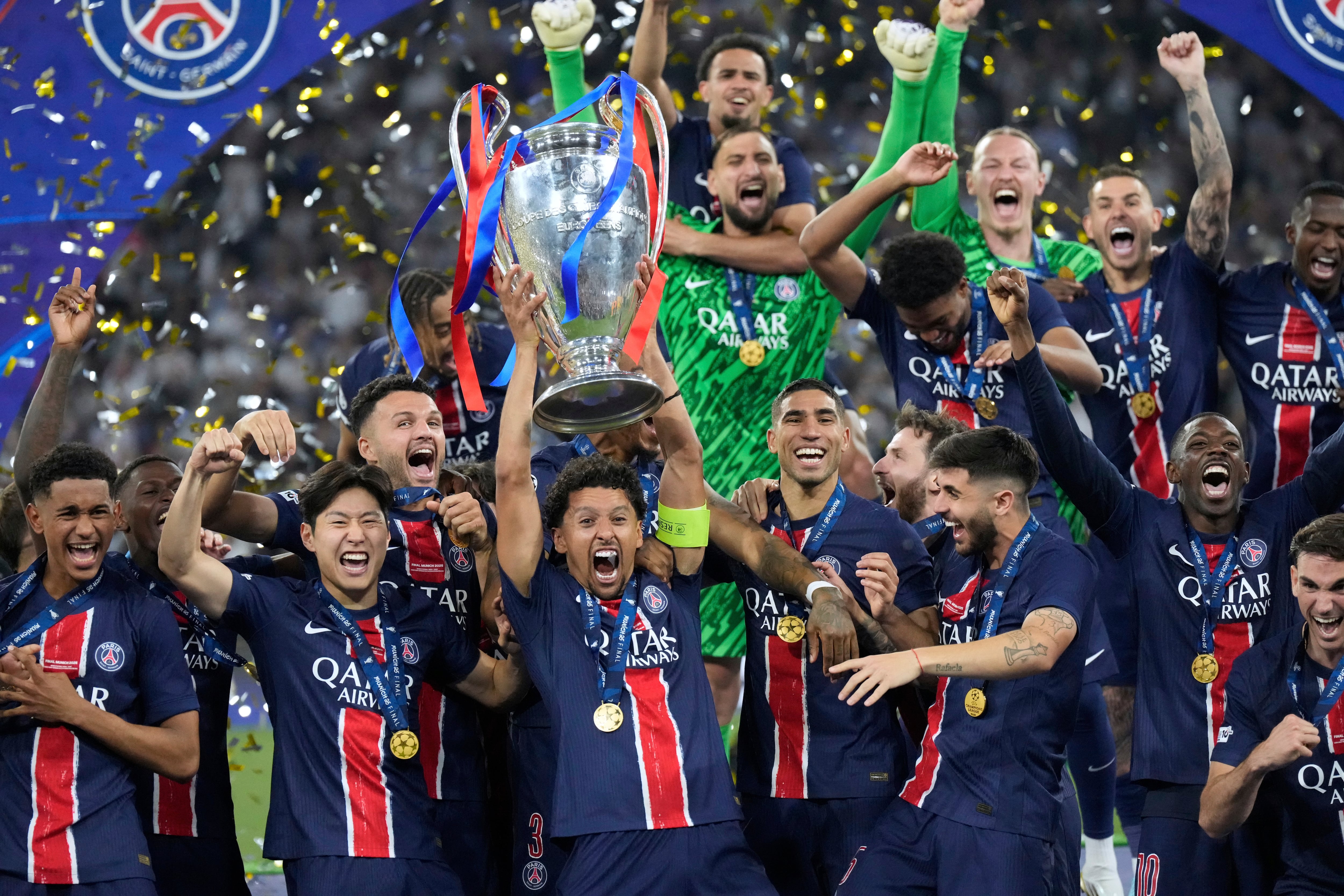 Los jugadores del PSG festejan tras ganar la Liga de Campeones contra el Inter de Milán, el sábado 31 de mayo de 2025, en Múnich (AP Foto/Matthias Schrader)