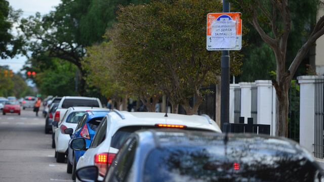 Cerro de las Rosas, calle Luis de Tejeda.  Los vecinos colgaron carteles a modo de protesta en la zona de estacionamiento tarifado. (Nicolas Bravo)