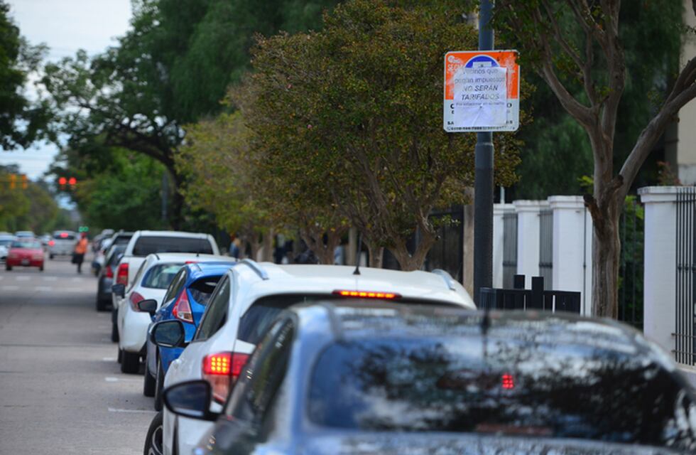 Vecinos del Cerro de las Rosas en contra del estacionamiento tarifado