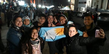 Miles de hinchas en Rosario fueron a festejar al Monumento a la Bandera tras la final de la Copa América 2021.