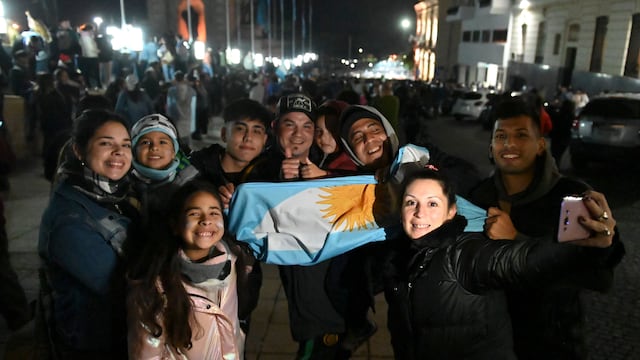Miles de hinchas en Rosario fueron a festejar al Monumento a la Bandera tras la final de la Copa América 2021.