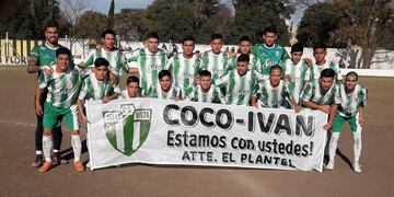 El equipo de Bella Vista y un mensaje para sus compañero, detenidos por el amenazante video. (Gentileza Juan Domingo Tejeda).