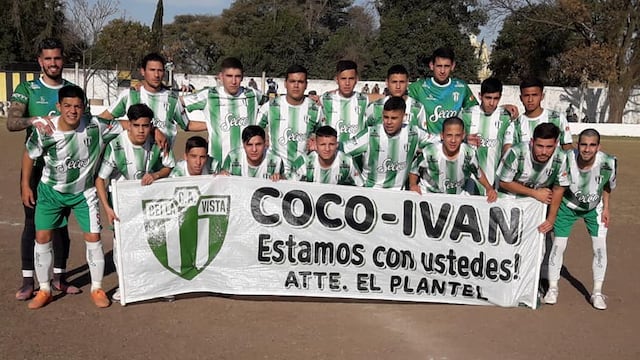 El equipo de Bella Vista y un mensaje para sus compañero, detenidos por el amenazante video. (Gentileza Juan Domingo Tejeda).