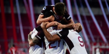 Nicolás Orsini celebra su gol en los cuartos de final de la Copa Sudamericana en Avellaneda. (Foto: EFE/GUSTAVO GARELLO POOL)