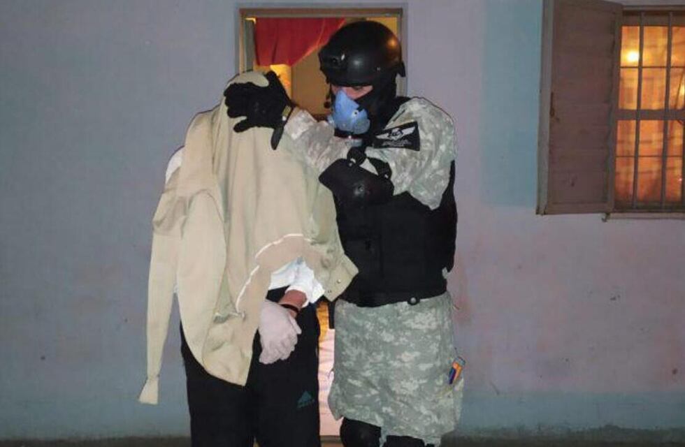 Droga en Córdoba: los detuvieron y los vecinos los defendieron arrojando piedras a la Policía