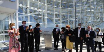 El Gobernador Alberto Rodríguez Saá junto a los ministros nacionales Carla Vizzotti, Santiago Cafiero y Gabriel Katopodis y otras autoridades descubren la placa conmemorativa. Gentileza Gobierno de San Luis