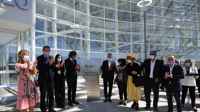 El Gobernador Alberto Rodríguez Saá junto a los ministros nacionales Carla Vizzotti, Santiago Cafiero y Gabriel Katopodis y otras autoridades descubren la placa conmemorativa. Gentileza Gobierno de San Luis