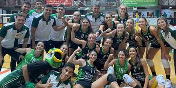 ¡Primero, adentro! Las chicas debutaron con un triunfo en la temporada 2022 de la Liga Argentina de Vóleibol Femenino. (Prensa Atenas)