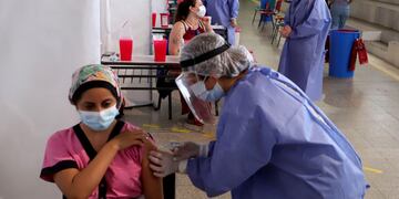 viedma - 29/12/2020
comenzo en el gimnasio fioravanti rugeri la vacunacion contra el covid-19. Hos se aplicaro la vacuna Sputnik-V los trabajadores de la salud de viedma
Foto: marcelo Ochoa