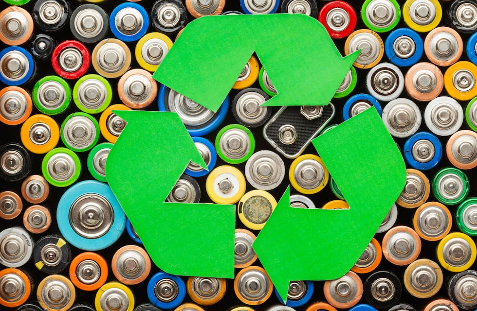 Cómo reciclar las pilas gastadas que guardas en tu casa y transformarlas en una creación decorativa