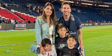 Antonela Roccuzzo acompañó a su esposo junto con sus hijos Thiago, Mateo y Ciro.