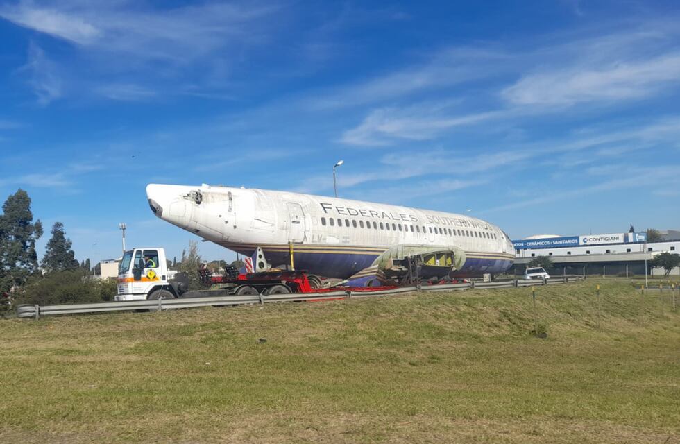 Un enorme avión fue visto en Circunvalación de Córdoba: será para un lujoso hotel en Oncativo