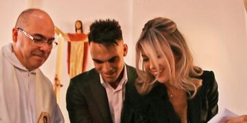 El sacerdote Fabián Vilches celebró el bautismo de Nina, hija de Lautaro Martínez y Agustina Gandolfo, en el templo del colegio San José de los Hermanos Maristas de Mendoza.