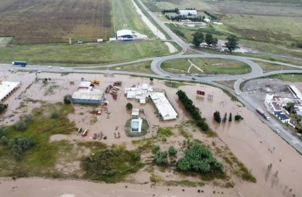 En fotos y videos: La Carlota quedó bajo el agua tras la crecida del río por las fuertes lluvias