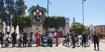 Policías protagonizaron la Caravana Navideña por las calles de Carlos Paz. (Foto: VíaCarlosPaz).