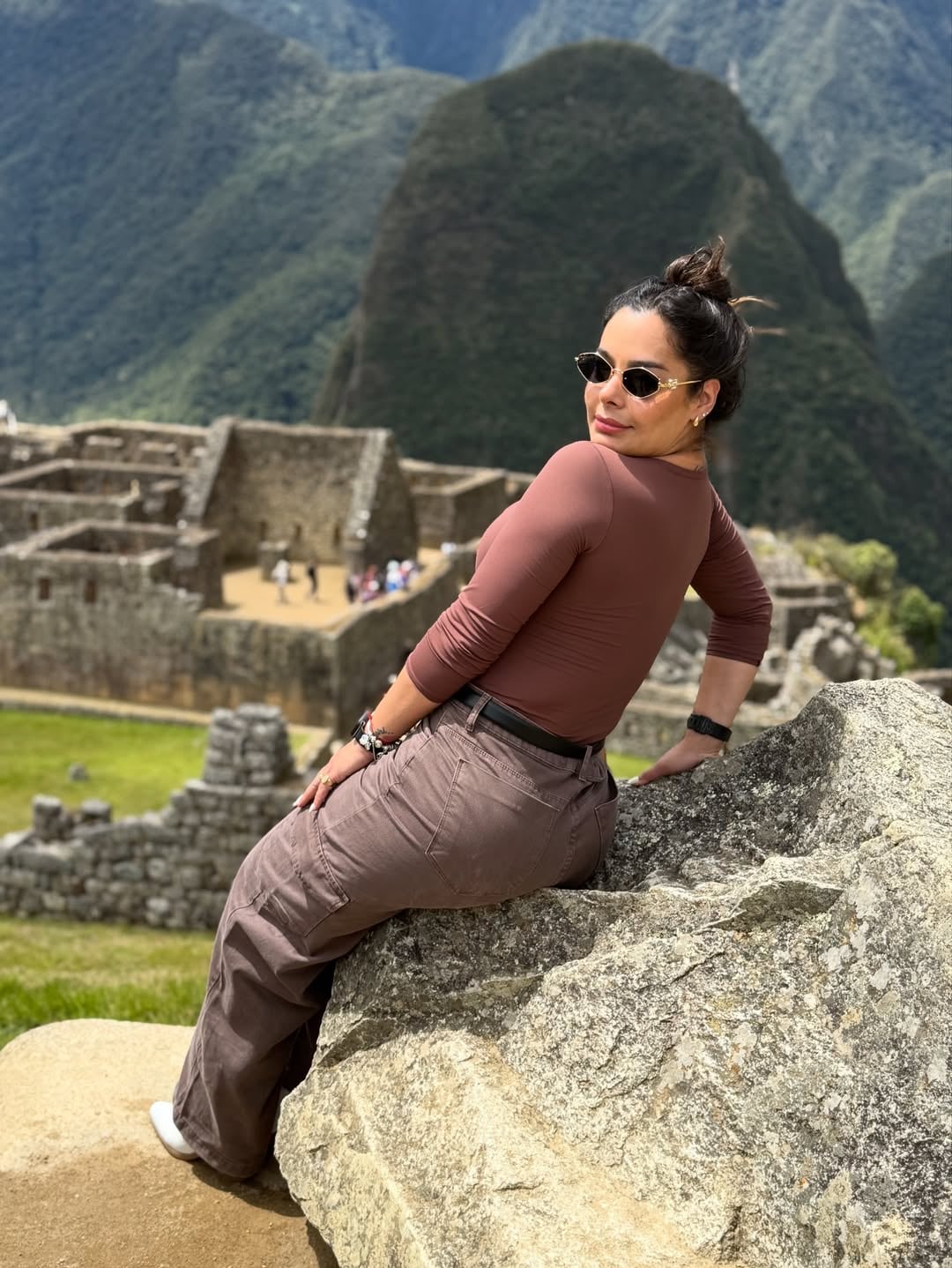Desde el Machu Picchu, Larissa Riquelme revolucionó Instagram con el look que eligió para explorar una de las 7 Maravillas del Mundo