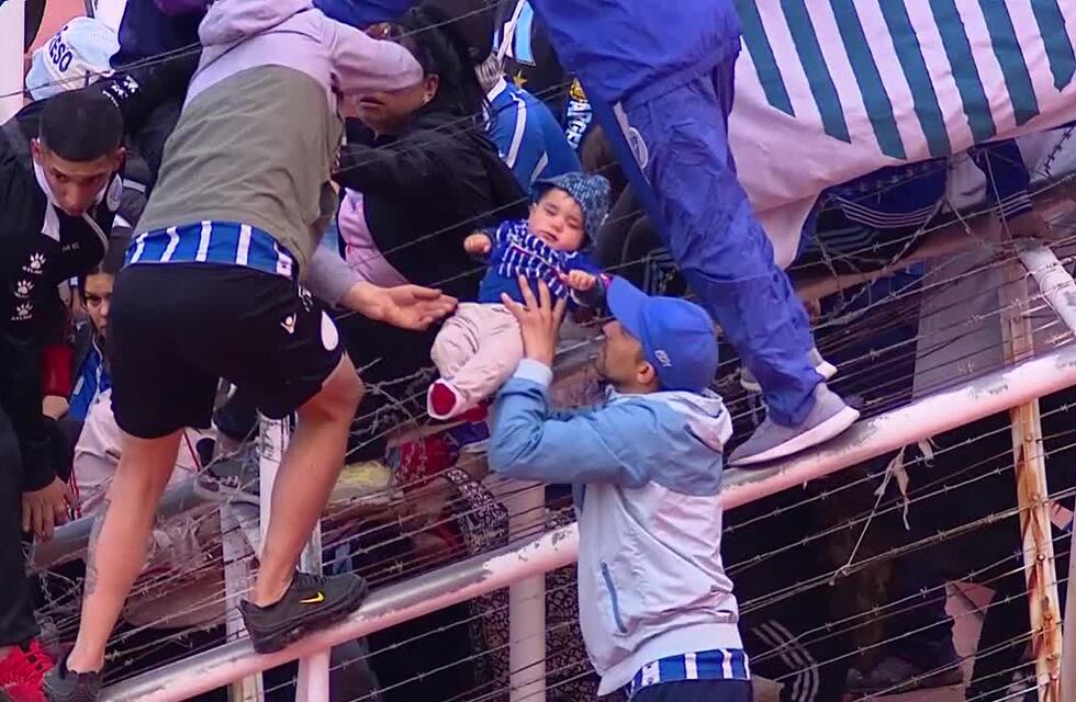 Imágenes del fútbol que da vergüenza: disturbios, balaceras y evacuación de familias en la popular del Malvinas