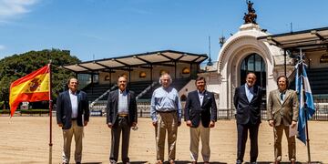 Firma convenio Argentina España Raza Angus
Ing Gonzalo Vidal, Juan Pedro Reggi, Luis Barcos, Daniel Pelegrina, Alfredo Gusmán, Ricardo Cantarelli