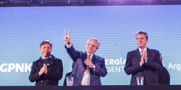 El presidente Alberto Fernández encabezó la firma de contratos para el Gasoducto Presidente Néstor Kirchner, junto a los gobernadores, Axel Kicillof, Sergio Zilliotto y Omar Gutiérrez. Foto: Corresponsalía.