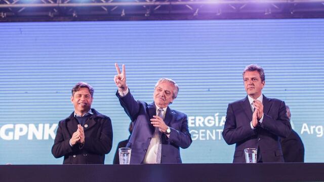 El presidente Alberto Fernández encabezó la firma de contratos para el Gasoducto Presidente Néstor Kirchner, junto a los gobernadores, Axel Kicillof, Sergio Zilliotto y Omar Gutiérrez. Foto: Corresponsalía.