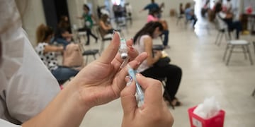 Hoy terminarán de vacunar a los docentes del primer grupo.
