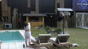 Una participante de Gran Hermano Chile saltó a la pileta sin ropa y generó controversia en vivo