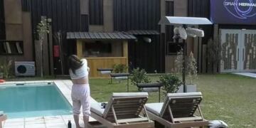 Una participante de Gran Hermano Chile saltó a la pileta sin ropa y generó controversia en vivo