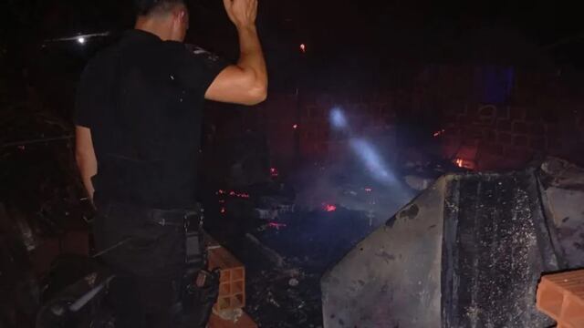 Incendio arrasa con dos casas en San Ignacio.