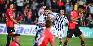Entró Nahuel Bustos y fue determinante. Talleres perdía 2-0 y rescató un punto en Santa Fe (José Gabriel Hernández).