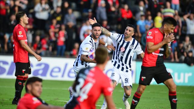 Entró Nahuel Bustos y fue determinante. Talleres perdía 2-0 y rescató un punto en Santa Fe (José Gabriel Hernández).