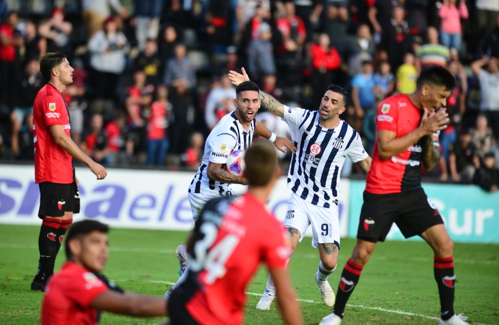 Video: Talleres se lo empató a Colón en Santa Fe con un doblete de Nahuel Bustos