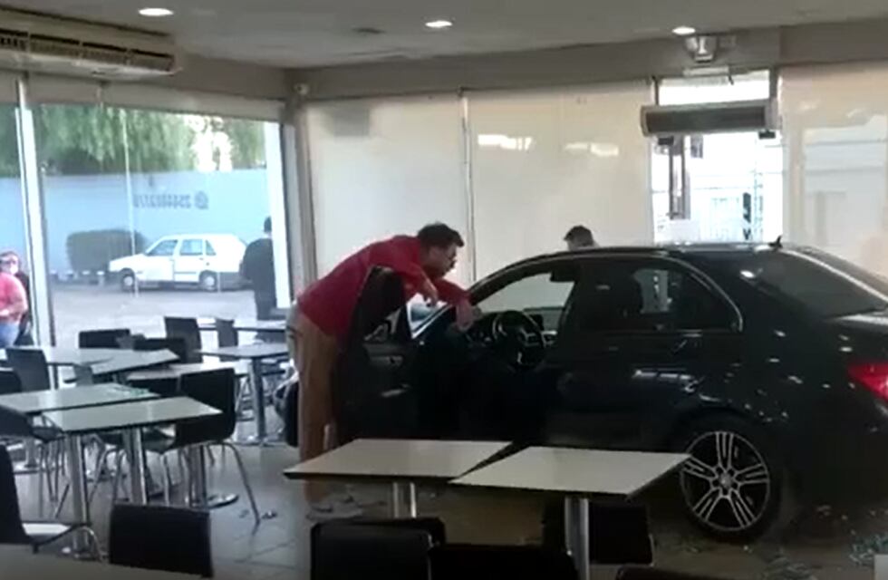 Incrustó su auto en el bar de una estación de servicios de Villa Dolores: no hubo heridos