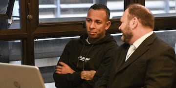 Sebastián Villa, junto con su abogado Martín Apolo. Gentileza: Clarín.
