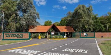 Ingreso al country Las Praderas, de Luján, donde cuatro ladrones ingresaron a una vivienda (Foto: Twitter)