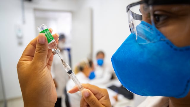 Una asistente de enfermería prepara una dosis de la vacuna Oxford-AstraZeneca para el COVID-19.