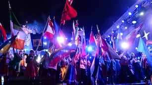 La ceremonia de cierre unió a banderas de decenas de países y regiones del mundo.