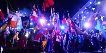 La ceremonia de cierre unió a banderas de decenas de países y regiones del mundo.