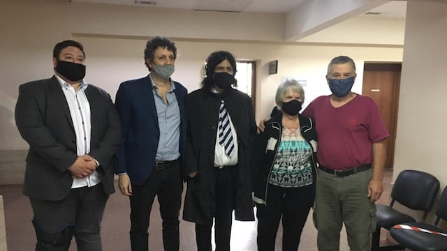 El matrimonio llegó a Tribunales acompañado por sus abogados a cargo de la querella. (@flaviacampeis)