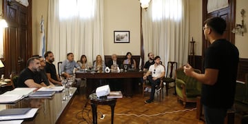 Ministros y representantes del Clúster Tecnológico se unen para implementar la IA en escuelas secundarias.