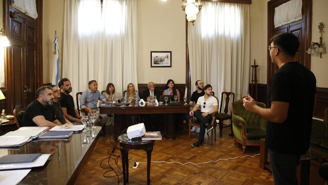 Ministros y representantes del Clúster Tecnológico se unen para implementar la IA en escuelas secundarias.