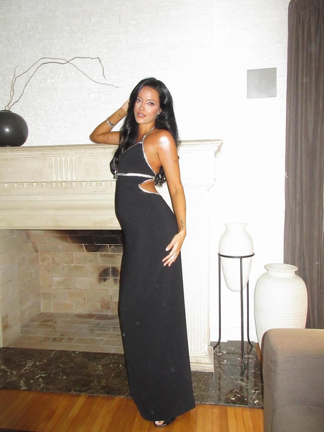 Escote pronunciado y mucho brillo: Oriana Sabatini lució su embarazo y deslumbró con un vestido de noche