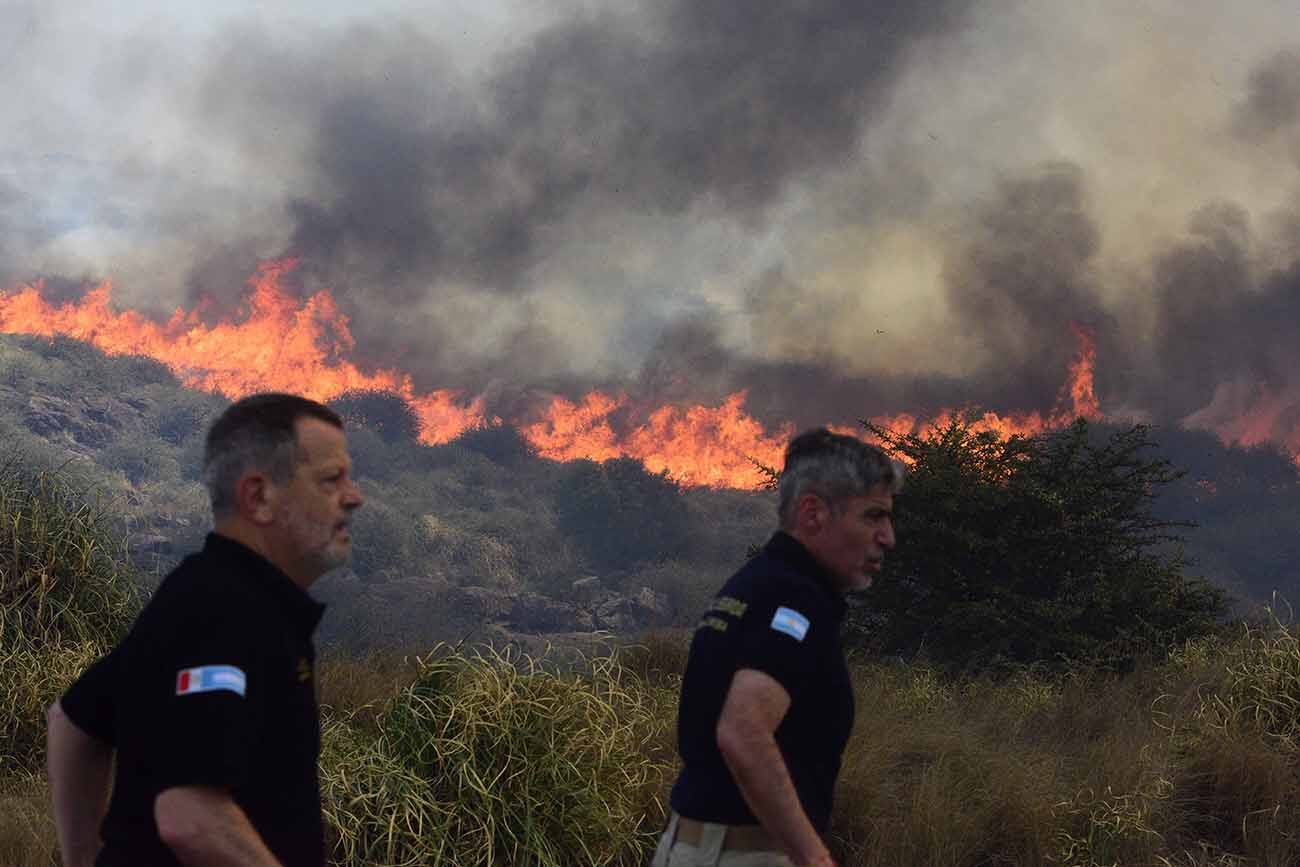 Incendio en la Quebrada del Condorito. Cortan el camino a las Altas Cumbres y despliegan un gran operativo terrestre y aéreo. (José Hernández / La Voz)